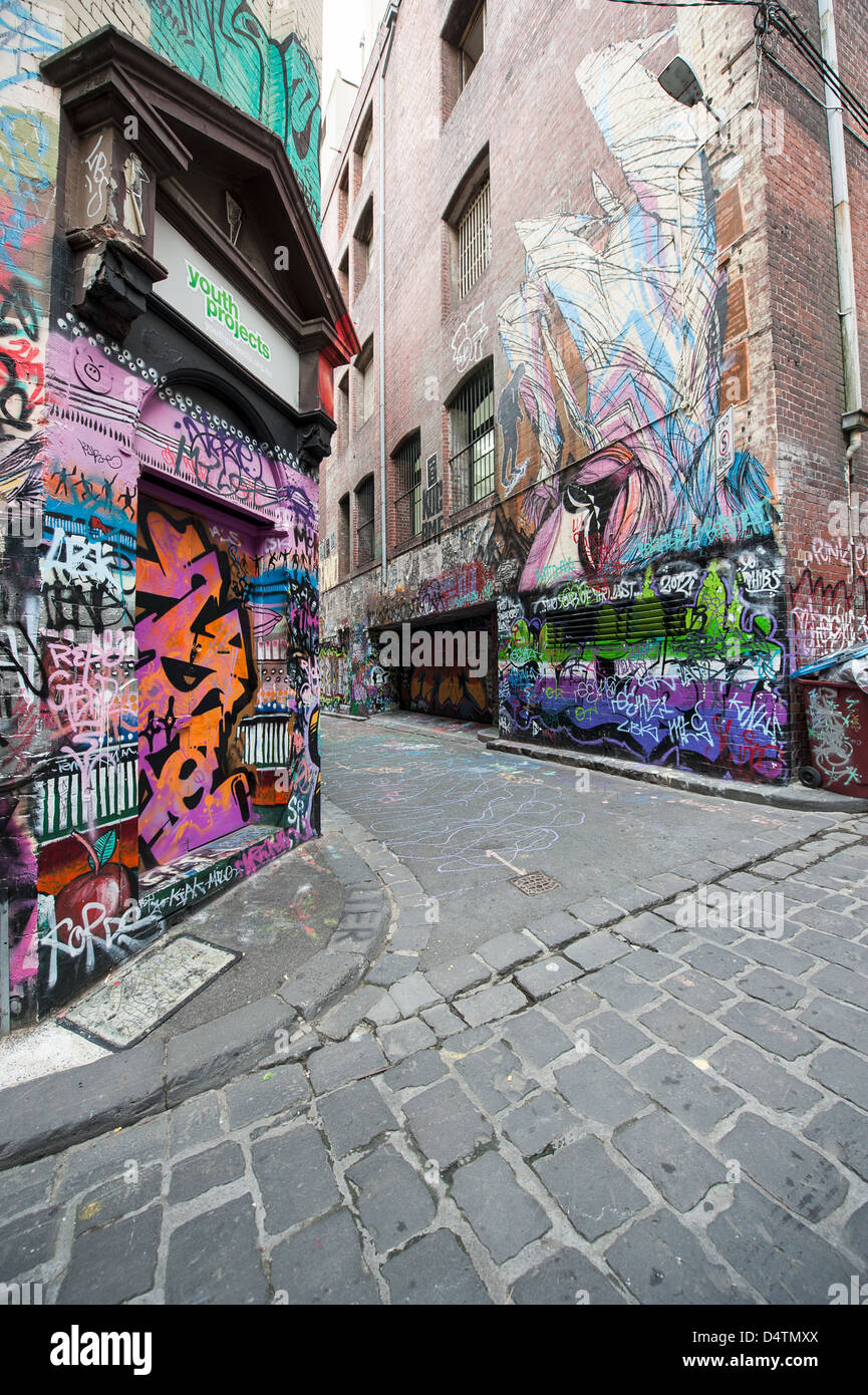 Melbournes Hosier Lane ist ein berühmter Wahrzeichen wo legale Straßenkunst die Wände schmückt. Stockfoto