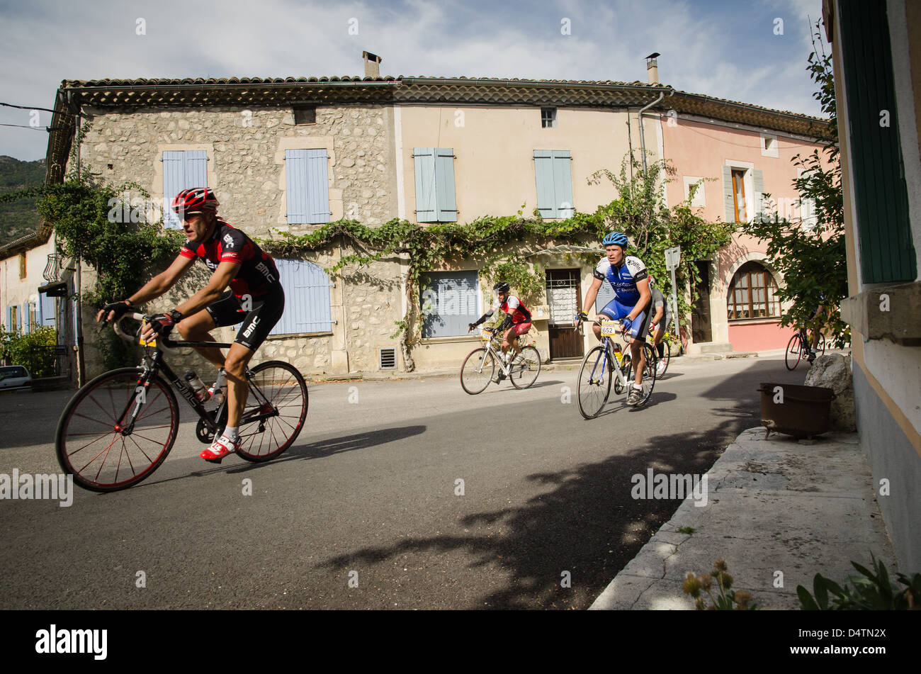 Radrennen in Südfrankreich, in Drôme. Mit Bergen und schönen Straßen ist dieser Ort ein Paradies für Liebhaber. Stockfoto