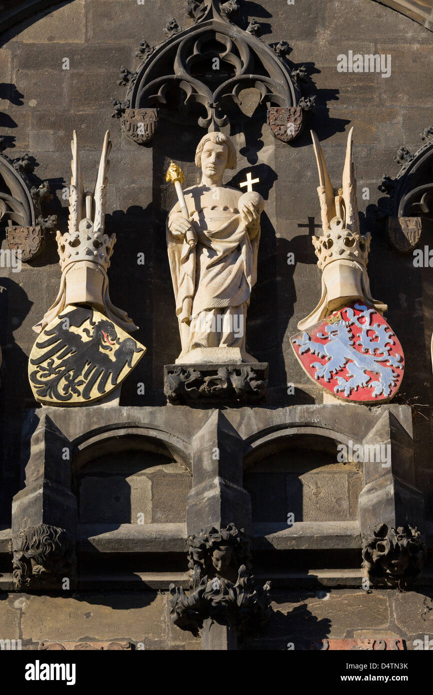 Tschechien, Prag. Staroměstská (Altstadt) Bridge Tower. Skulptur Design von Petr Parler Stockfoto