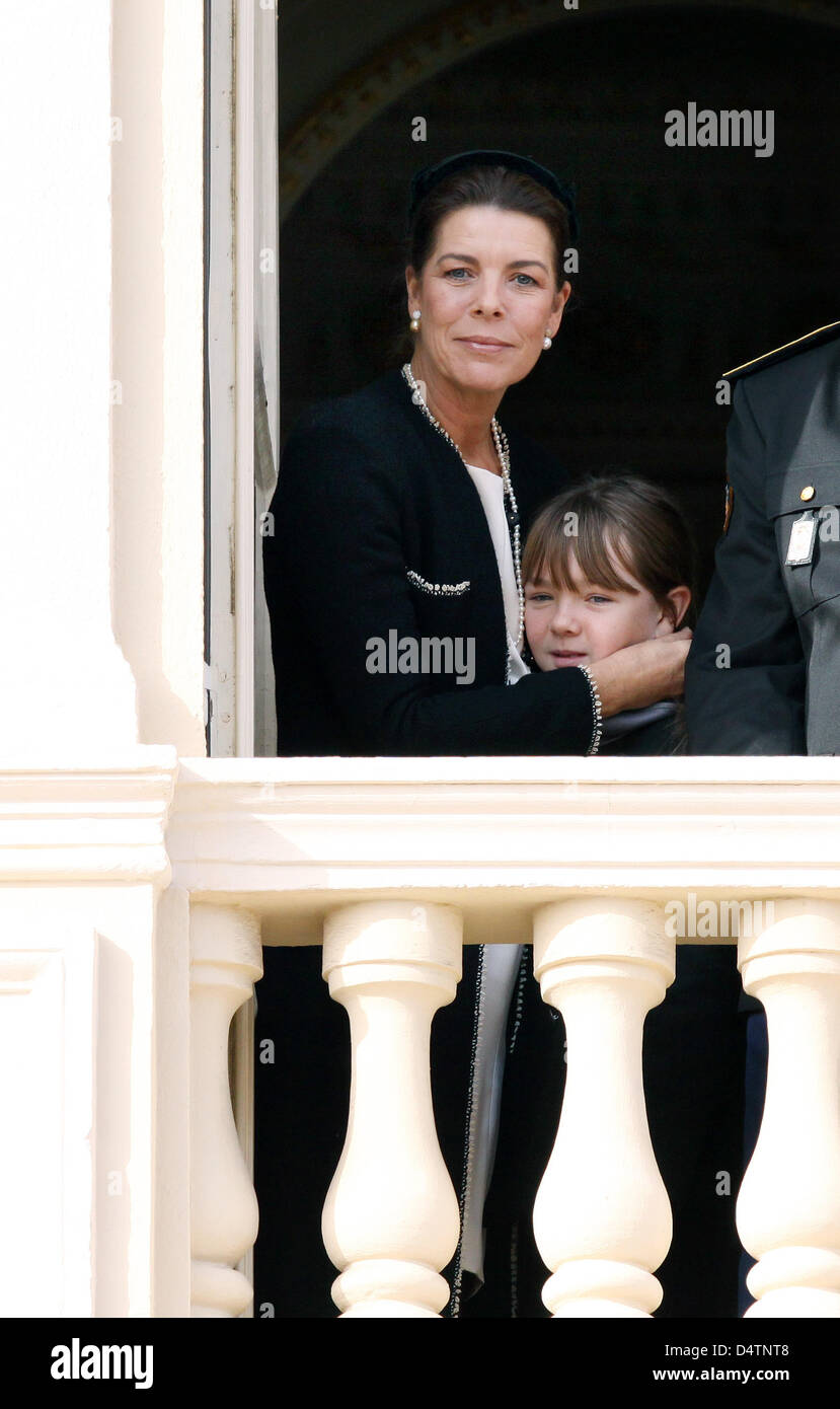 Prinzessin Caroline von Hannover (L) und Prinzessin Alexandra von Hanover (R) Lächeln auf einem Balkon während der Armee Parade als Teil von Monaco? s Feierlichkeiten zum Nationalfeiertag in Monte Carlo, Monaco, 19. November 2009. Foto: Albert Nieboer (Niederlande) Stockfoto