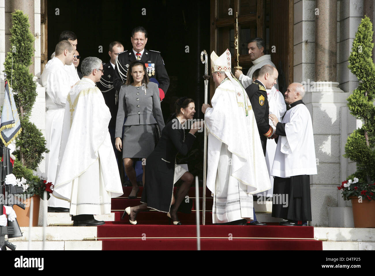 Prinzessin Stephanie von Monaco (CL) und Prinzessin Stephanie von Monaco (CR) verlassen die Kathedrale nach der Teilnahme an der jährlichen traditionellen Thanksgiving-Messe im Rahmen von Monaco? s Feierlichkeiten zum Nationalfeiertag in Monte Carlo, Monaco, 19. November 2009. Foto: Albert Nieboer (Niederlande) Stockfoto