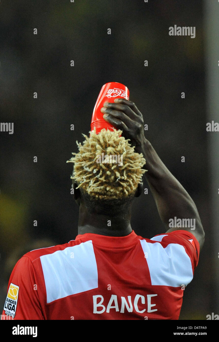 Mainz? Aristide Bancé Getränke etwas während einer Pause in der deutschen Bundesliga Wasser Spiel Borussia Dortmund Vs FSV Mainz 05 im Signal-Iduna-Park Stadion in Dortmund, Deutschland, 21. November 2009. Das Spiel endete mit einem torlosen Remis. Foto: Bernd Thissen Stockfoto