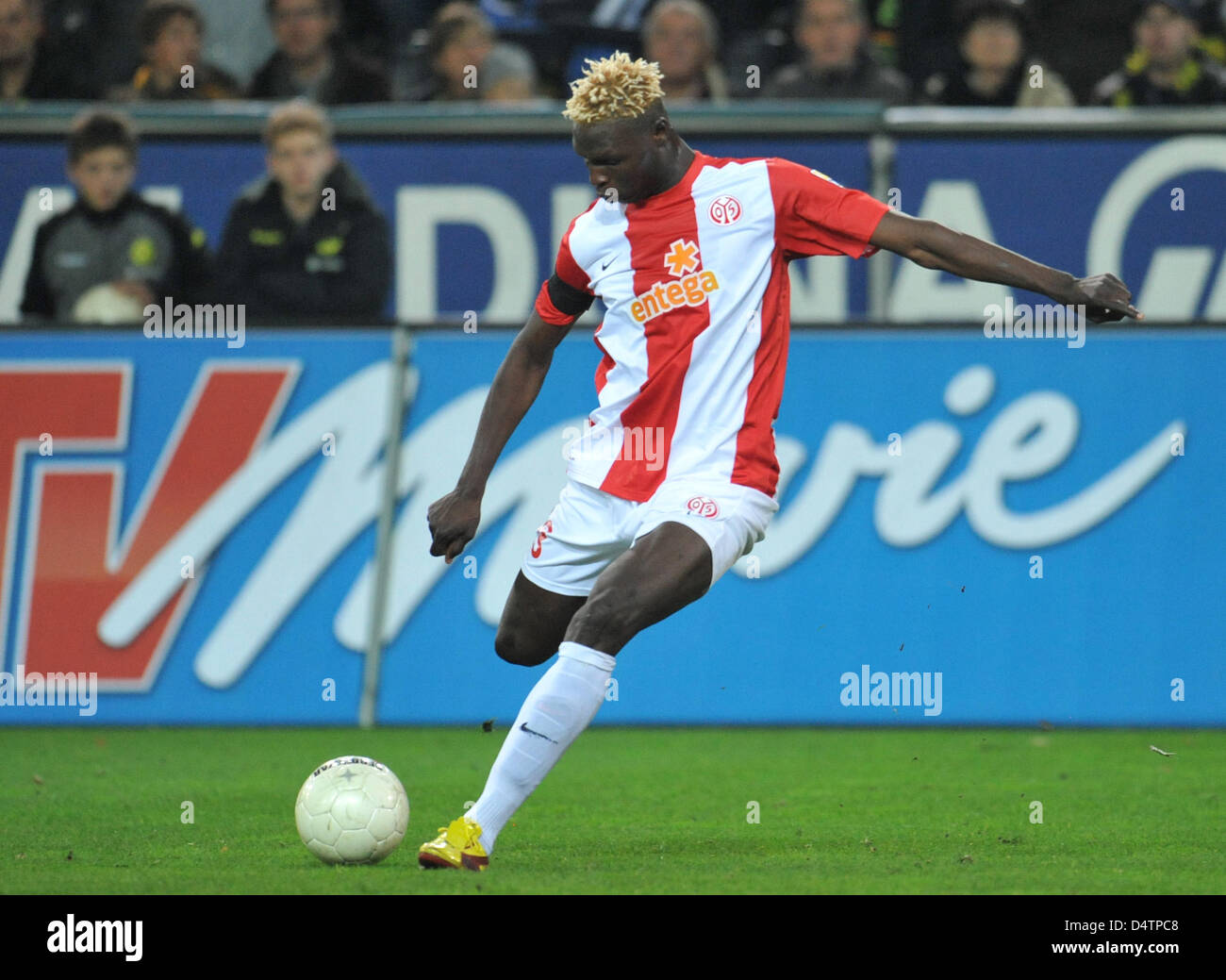 Mainz? Aristide Bancé in Aktion während des Spiels der deutschen Fußball-Bundesliga Borussia Dortmund Vs 1 gezeigt. FSV Mainz 05 im Signal-Iduna-Park Stadion in Dortmund, Deutschland, 21. November 2009. Das Spiel endete mit einem torlosen Remis. Foto: Bernd Thissen Stockfoto