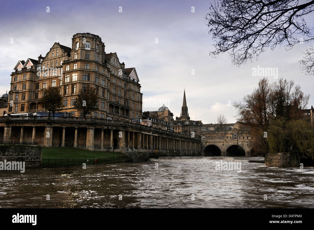 Gesamtansicht des Flusses Avon mit dem Empire Hotel (links) und Kolonnade führt zu Pulteney Bridge in Bad Nov 2009 Stockfoto