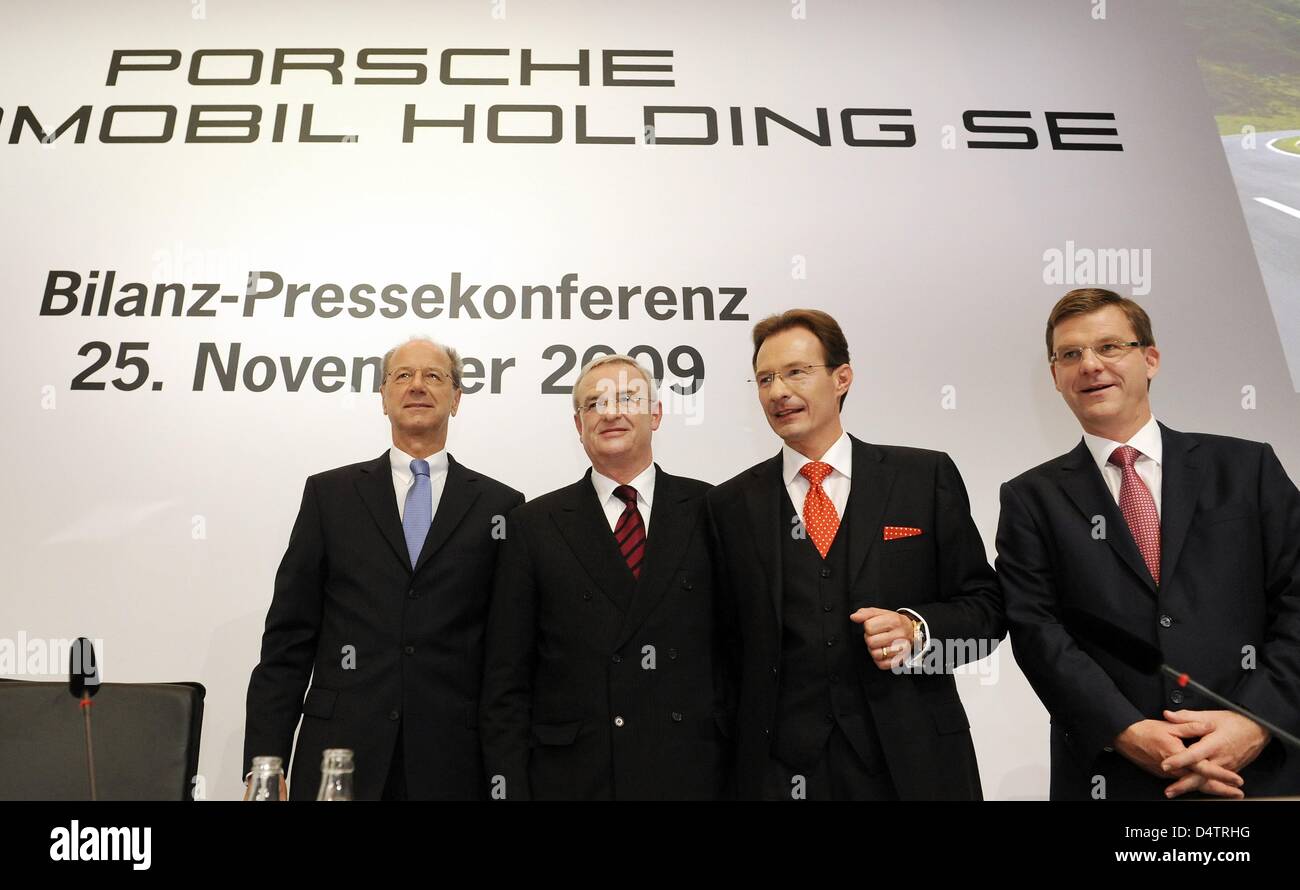 Porsche Automobil Holding SE Finanzvorstand Hans Dieter Poetsch (L-R), Porsche Automobil Holding SE CEO und Mitglied des Vorstands der Volkswagen Martin Winterkorn, Porsche AG CEO Michael Macht und Porsche AG Vorstand für Human Resources, die Thomas Edig auf einer Bilanz-Pressekonferenz in Stuttgart, Deutschland, 25. November 2009 abgebildet. Im Geschäftsjahr 2008/2009 hat die Porsche Automobil Holding SE Stockfoto