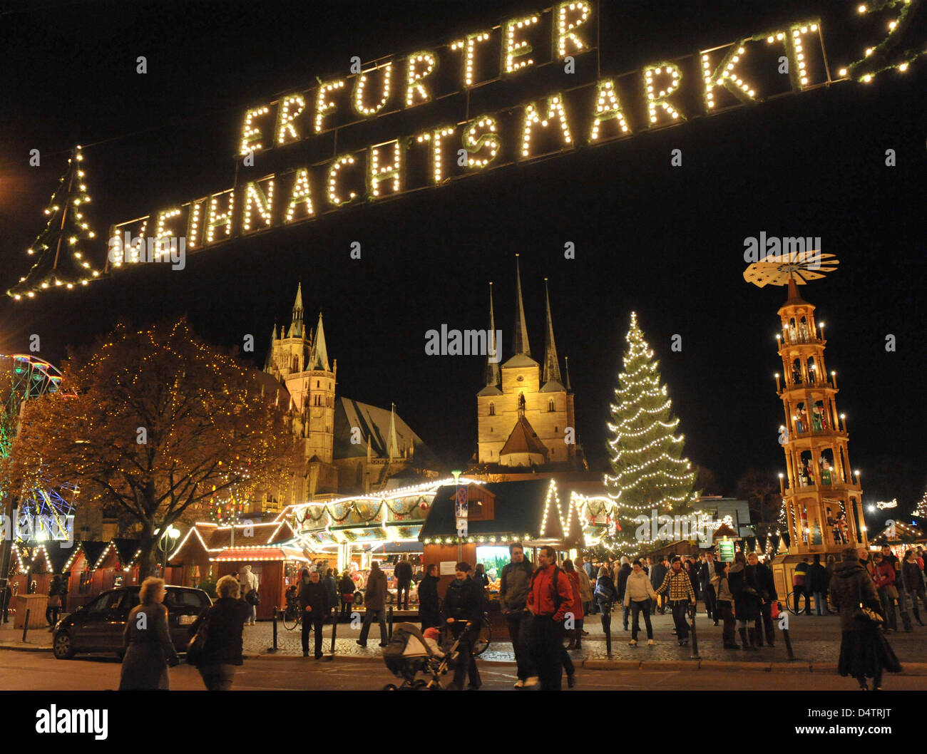 Den festlich illuminierten Weihnachtsmarkt auf dem Domplatz Platz in Erfurt, Deutschland, 25. November 2009. Letztjährigen Markt verzeichnete rund 2,2 Millionen Besuchern damit einen der größten Weihnachtsmärkte in Deutschland. Einige 200 Ständen bieten ihre Süßigkeiten Weihnachtsspezialitäten. Foto: MARTIN SCHUTT Stockfoto