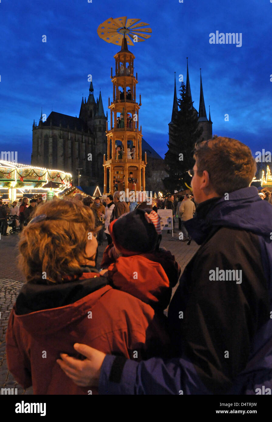 Den festlich illuminierten Weihnachtsmarkt auf dem Domplatz Platz in Erfurt, Deutschland, 25. November 2009. Letztjährigen Markt verzeichnete rund 2,2 Millionen Besuchern damit einen der größten Weihnachtsmärkte in Deutschland. Einige 200 Ständen bieten ihre Süßigkeiten Weihnachtsspezialitäten. Foto: MARTIN SCHUTT Stockfoto