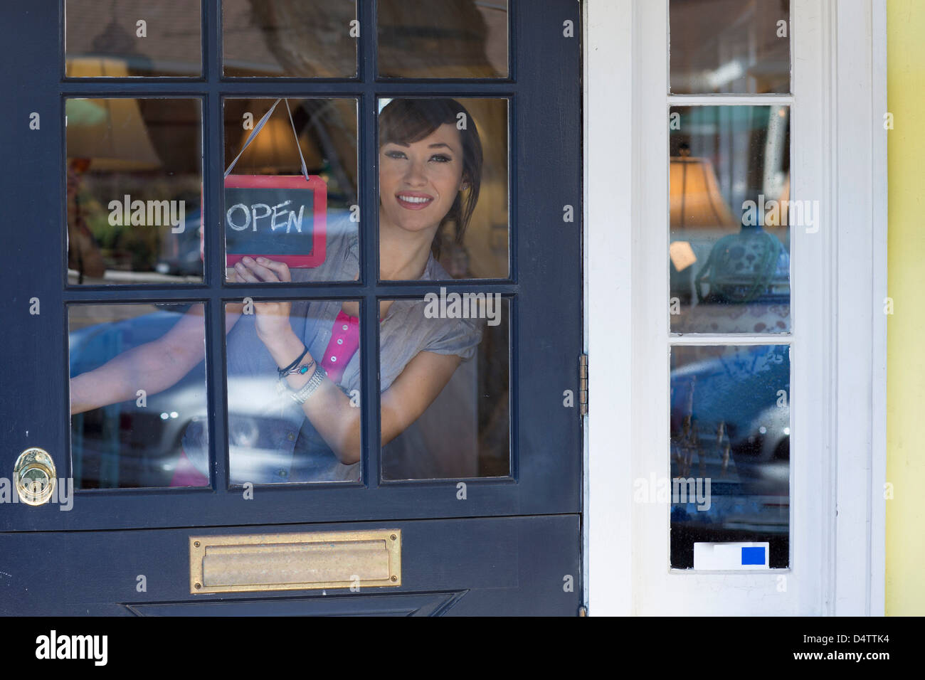 Frau Schild "geöffnet" in Tür hängen Stockfoto