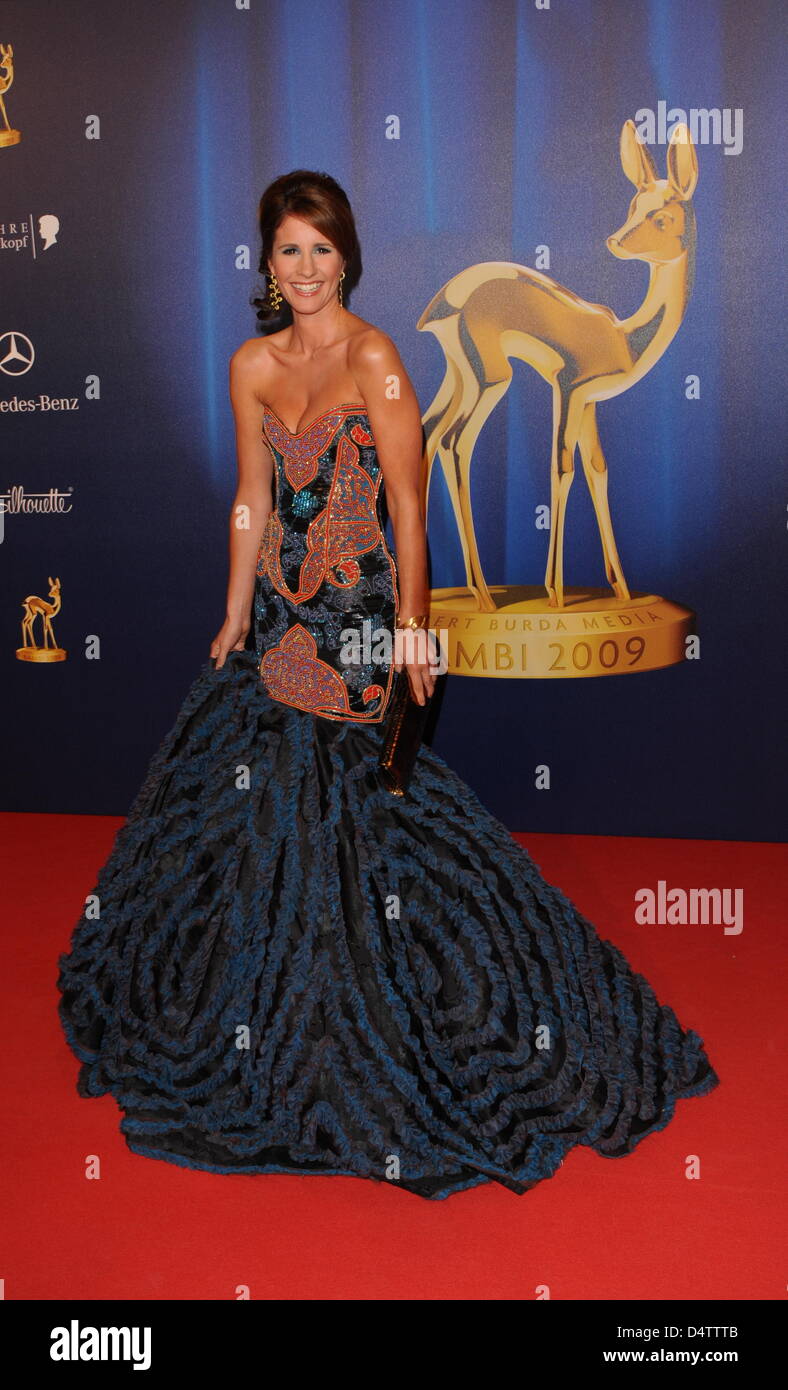 Deutsche TV-Moderatorin Mareile Hoeppner kommt für den Bambi 2009 Award Gala in Potsdam, Deutschland, 26. November 2009. Die Bambi-Verleihung werden jährlich von Hubert Burda Media vergeben Thios Jahr? s Bambi ist die 61. Ausgabe. Es ist die älteste und wichtigste Medienpreis Deutschlands. Foto: Jens Kalaene Stockfoto