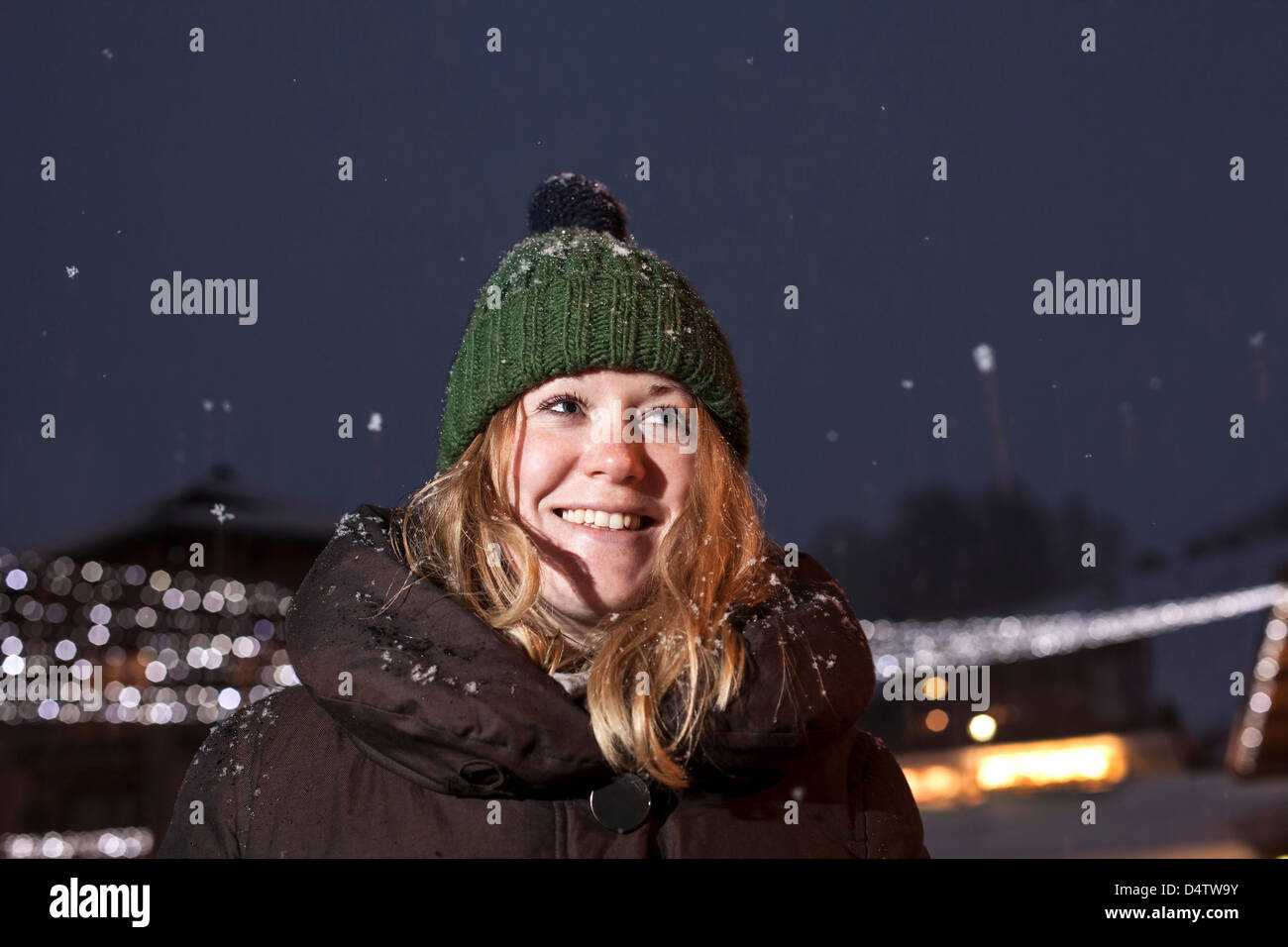 Lächelnde Frau im Schnee Stockfoto