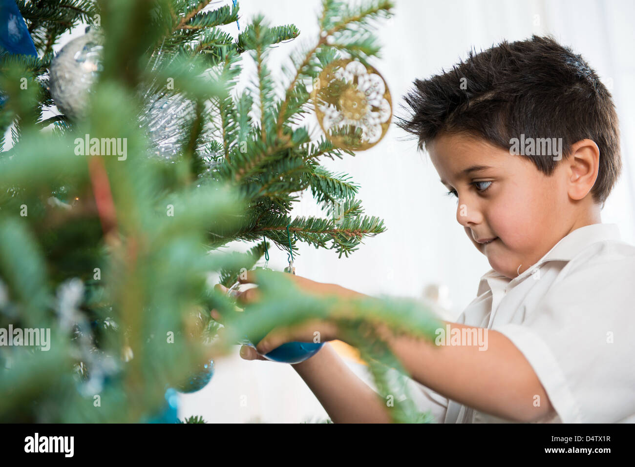 Dekorieren Weihnachtsbaum junge Stockfoto