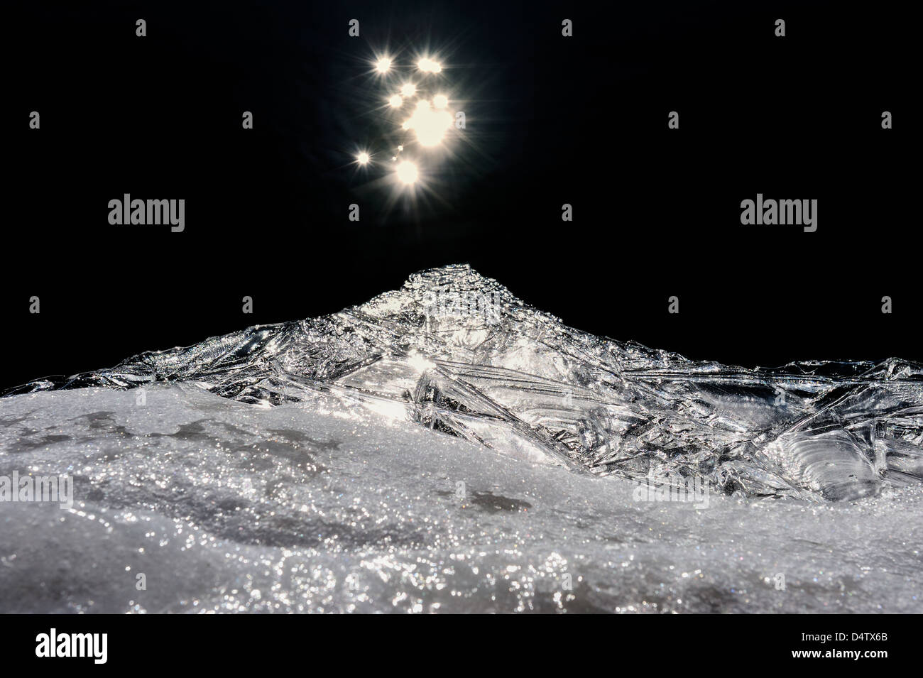 Helle Sonnensterne spiegelten sich im Fluss über Eis, Göta Älv, Schweden, Europa, wider Stockfoto