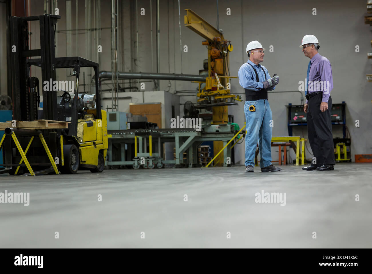 Arbeitnehmer und Unternehmer in Metall-Anlage Stockfoto