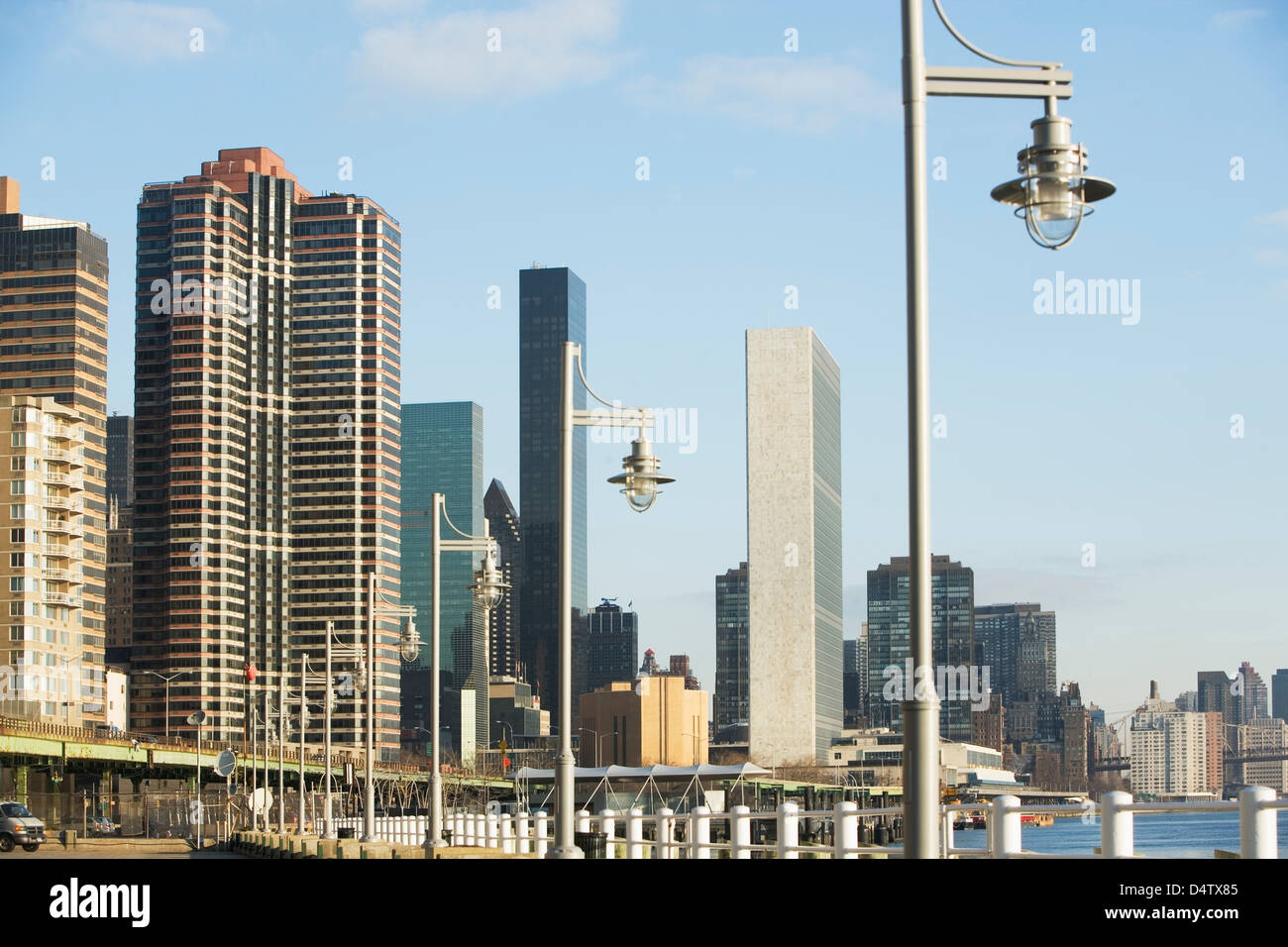 Straßenlaternen und Skyline von New York City Stockfoto