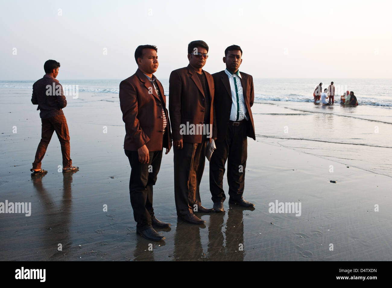 Bangladeshi Besucher Touristen am Strand von Cox Bazar, Bangladesch Stockfoto