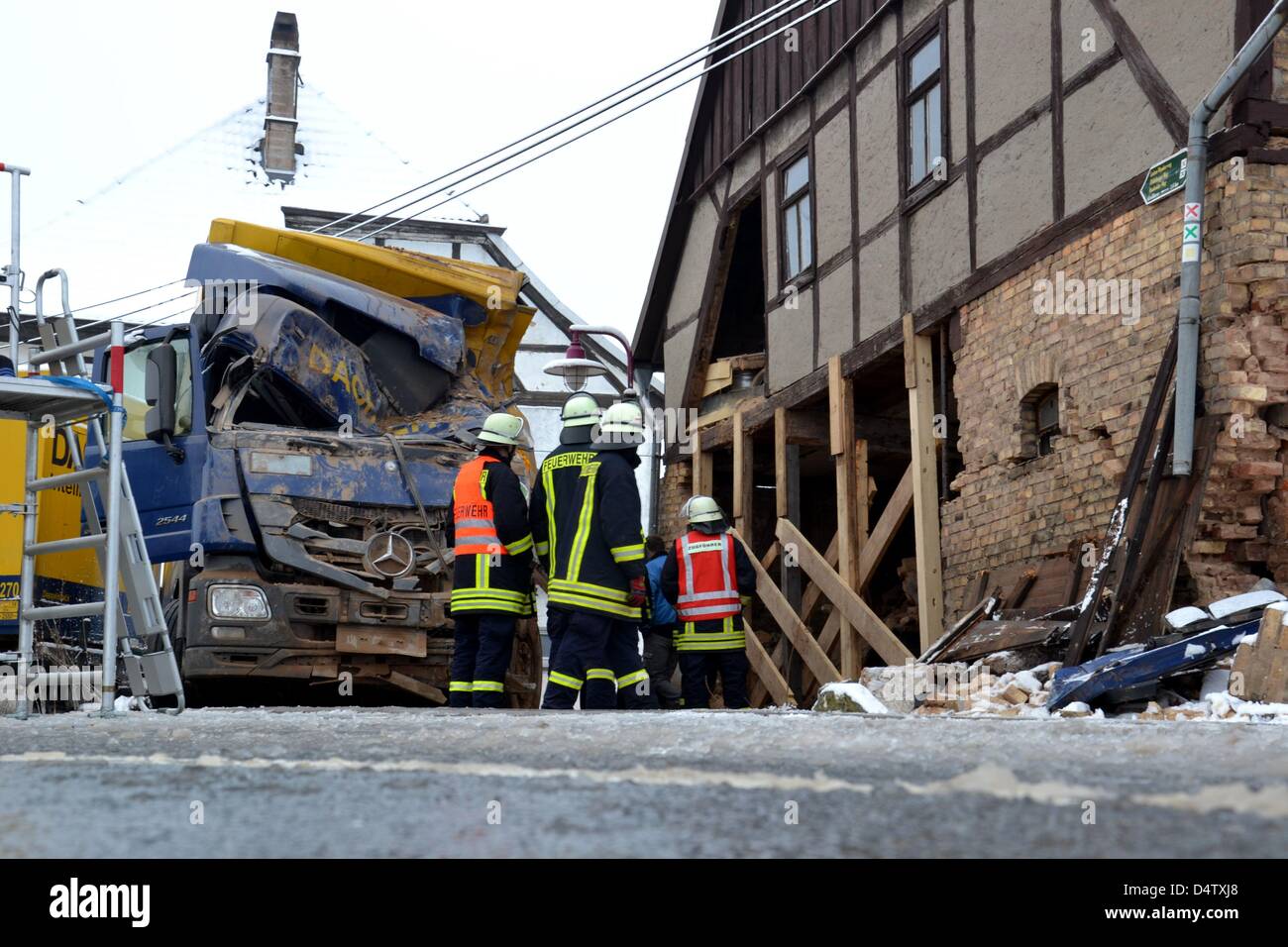 Ein abgebrochene LKW ist sichtbar neben einer Scheune an der Autobahn 4 in Grossfurra, Deutschland, 19. März 2013. Der Fahrer verlor die Kontrolle über das Fahrzeug wegen Glatteis und Schnee. Foto: CAROLIN LEMUTH Stockfoto