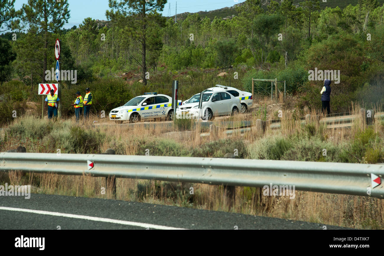 Provinzielle Verkehr Polizei Western Cape Südafrika warten, Beschleunigung Autofahrer zu stoppen Stockfoto