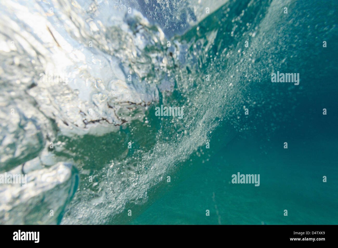 Absturz Welle unter Wasser gesehen Stockfoto