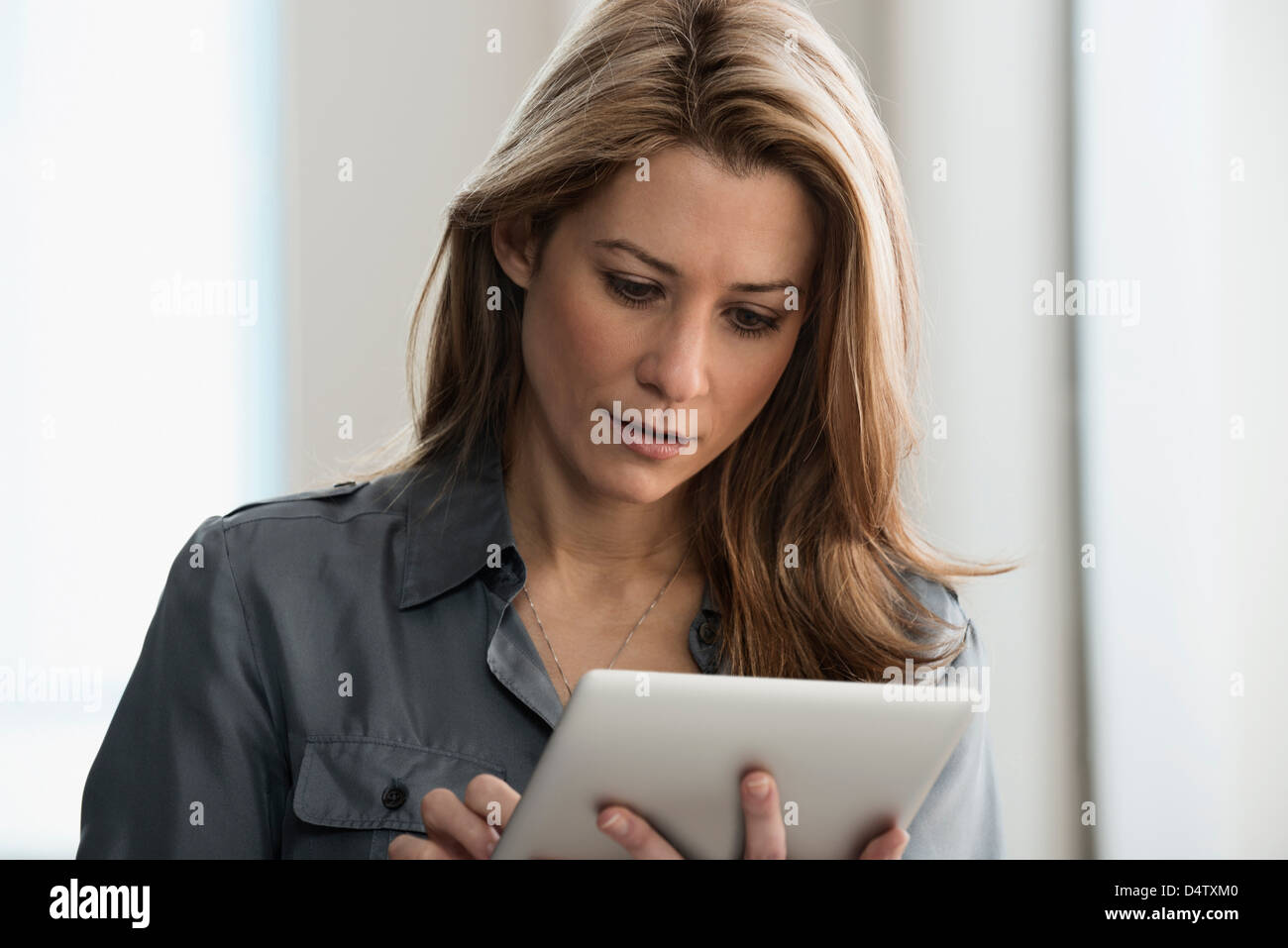 Geschäftsfrau mit Tablet-PC Stockfoto