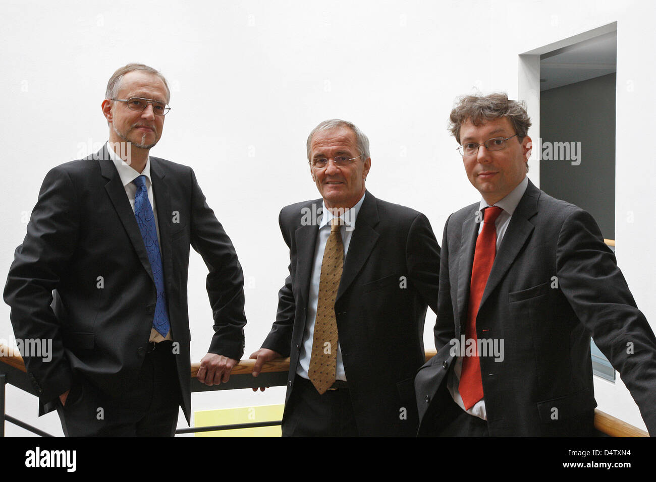Dieser undatierte Handout Bild zeigt Wissenschaftler Ekkehard Jahns (L-R), Volker Wittwer und Peter Schossig stehen in der Frauenhofer-Institut in Freiburg, Deutschland. Das Team entwickelte eine mikroverkapselte latente Wärmespeicher benannt Micronal PCM bietet eine Alternative zu heute ist sehr energieintensiv Klimaanlage Systeme. Das Team kam das Finale des Deutschen Zukunftspreises Stockfoto