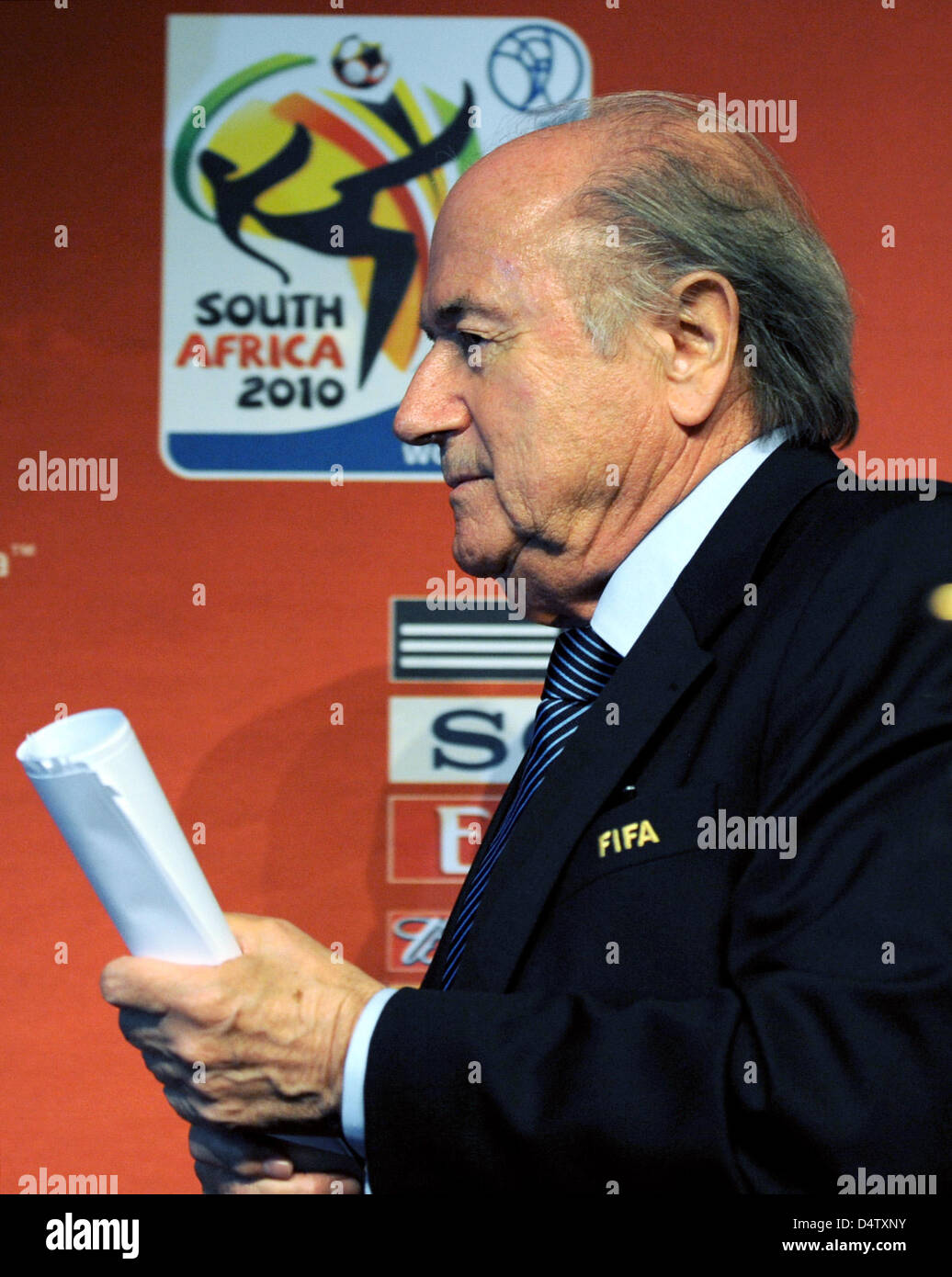 Joseph Blatter, Präsident der Internationalen Föderation der Football Association (FIFA), Spaziergänge auf dem Podium nach einer Pressekonferenz in Cape Town, South Africa, 2. Dezember 2009. Die Gruppen für die WM 2010 werden in Kapstadt am 4. Dezember 2009 gezogen werden. Foto: Bernd Weissbrod Stockfoto