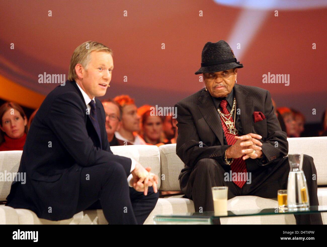 Joseph "Joe" Jackson (R), Vater des verstorbenen Sänger Michael Jackson und deutsche TV-Moderatorin Johannes B. Kerner sprechen Sie während der Aufzeichnung der TV-Show "2009 - Der Grosse Jahresrueckblick" ("2009 - das große Jahr Ende Retrospektive") in Flensburg, Deutschland, 2. Dezember 2009. Die Show wird von der deutschen TV-Sender "Sat. 1" um 19:15 GMT auf 04 Dece übertragen werden Stockfoto