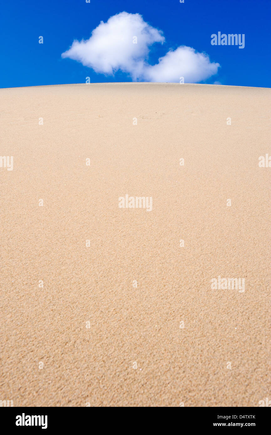 Sandy Hill gegen blauen Wolkenhimmel, Schweden, Europa Stockfoto