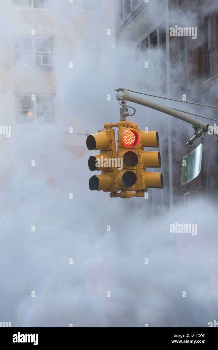 Ampel auf dampfenden Stadtstraße Stockfoto