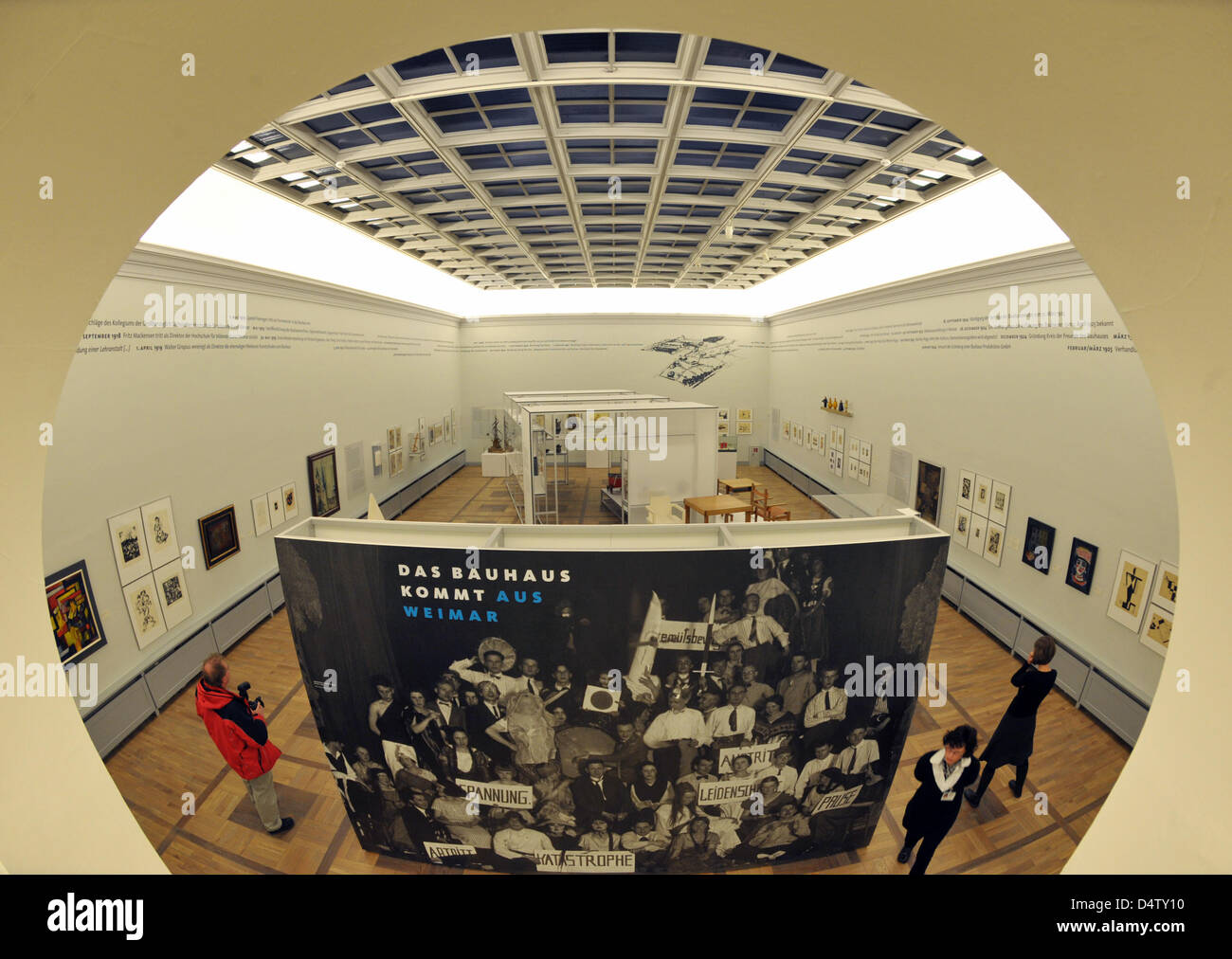 Besucher der Augen einer ständigen Ausstellung im Bauhaus-Museum in Weimar, Deutschland, 3. Dezember 2009. Das Museum verwandelte sich in eine Sonderausstellung anlässlich 90 Jahre Bauhaus ". Insgesamt 250 Objekte, unter Ihnen arbeiten von Bauhaus-Gründer Walter Gropius, Lyonel Feininger und Paul Klee, sind auf dem Display. Das Museum ist noch eine Übergangslösung, die Stadt Weimar und Bundesland Stockfoto