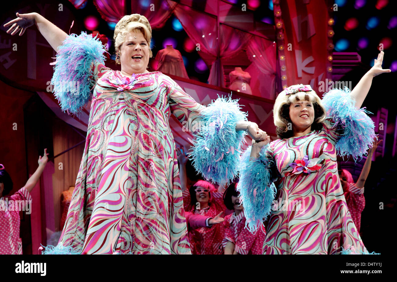 Maite Kelly als Tracy Turnblad (R) und Tetje Mierendorf als Edna Turnblad (L) führen in das musical "Hairspray" in Köln, 3. Dezember 2009. Foto: Felix Heyder Stockfoto