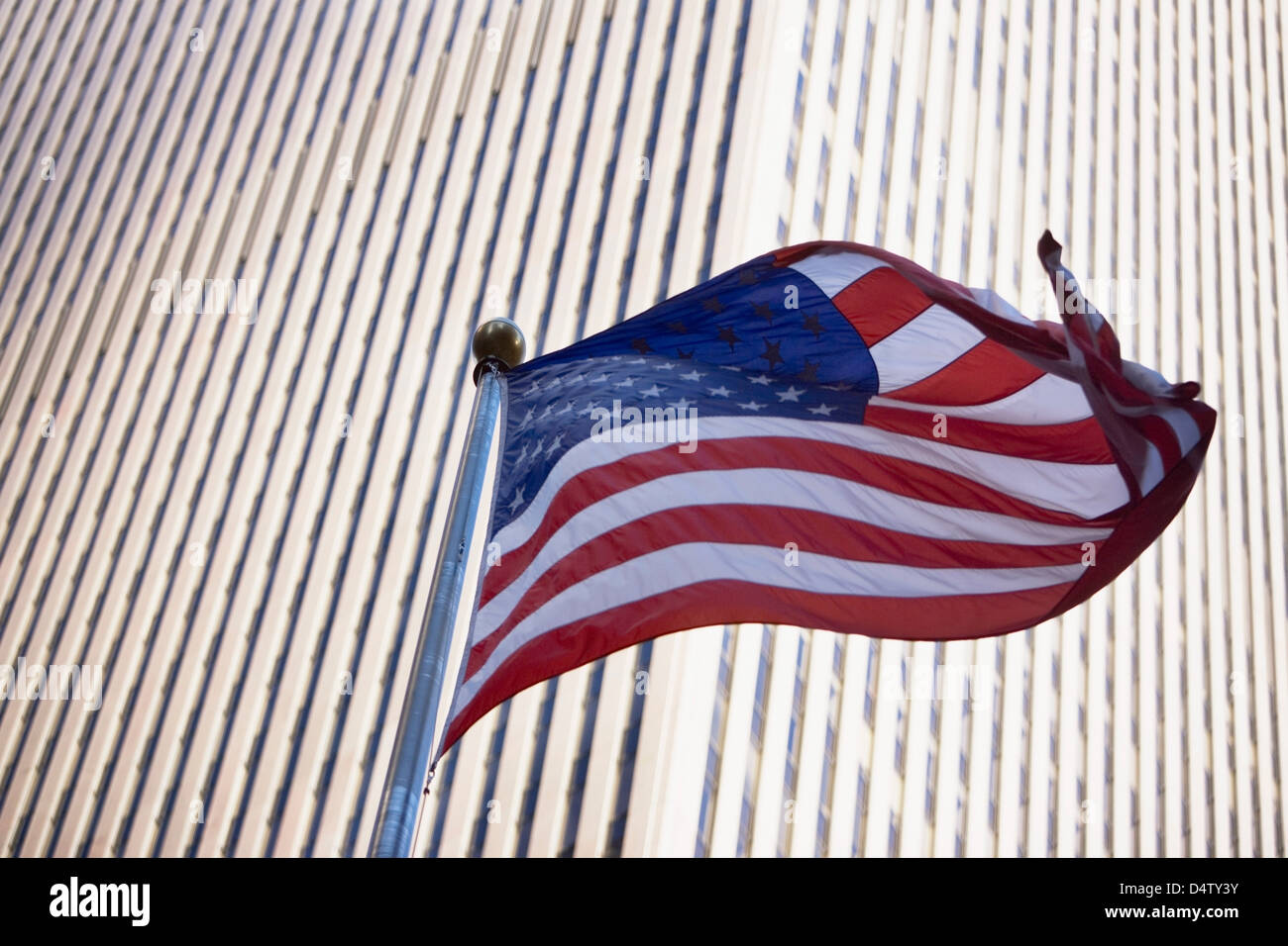 Amerikanische Flagge, die Stadt Wolkenkratzer Stockfoto