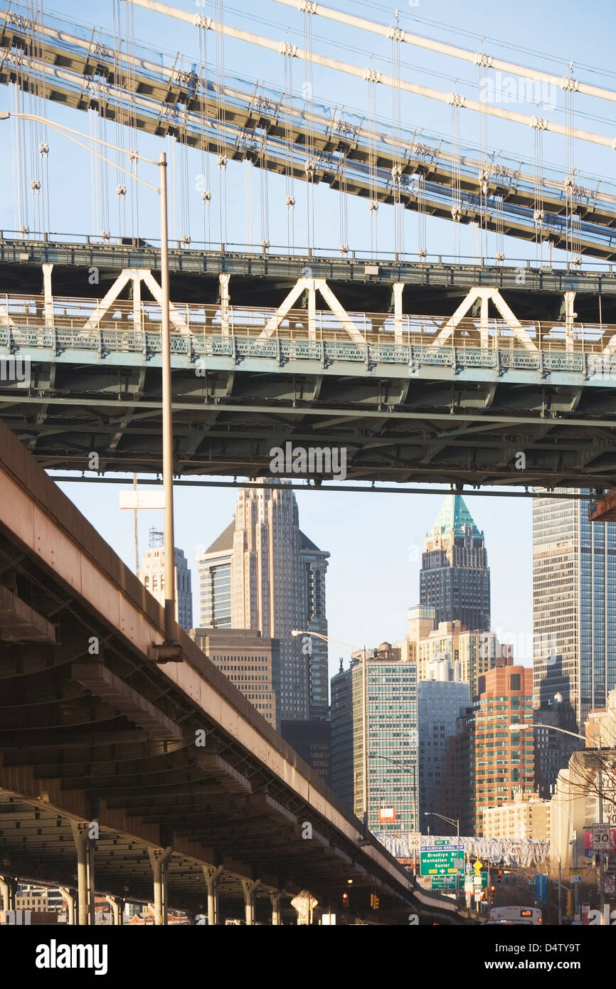 Skyline von New York City und Brücke Stockfoto