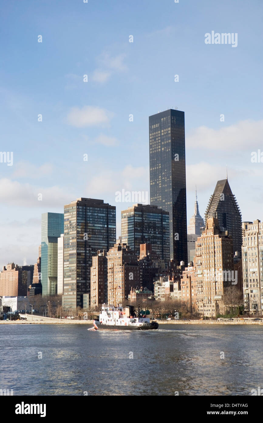 Skyline von New York City und Wasser Stockfoto