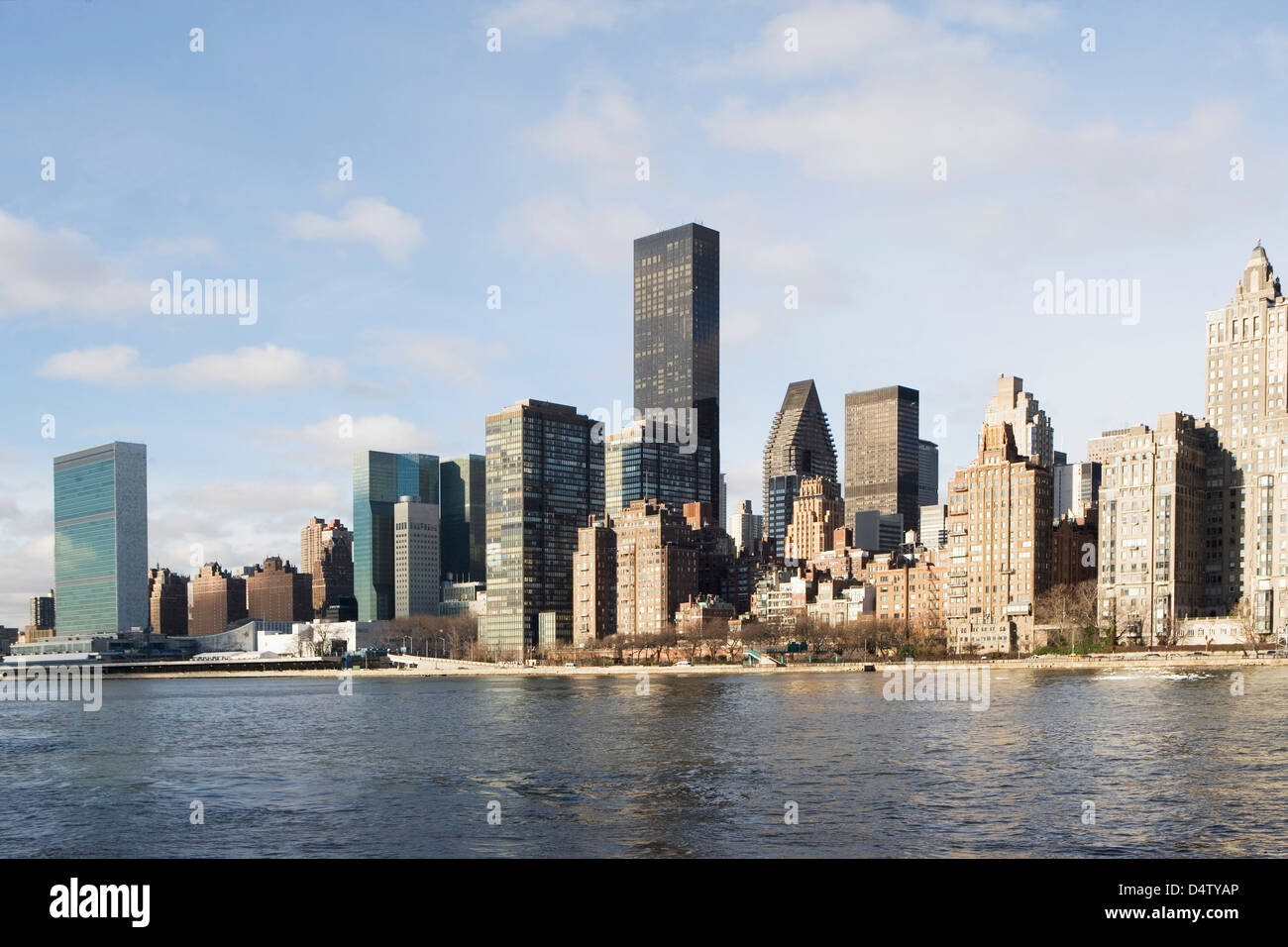Skyline von New York City und Wasser Stockfoto