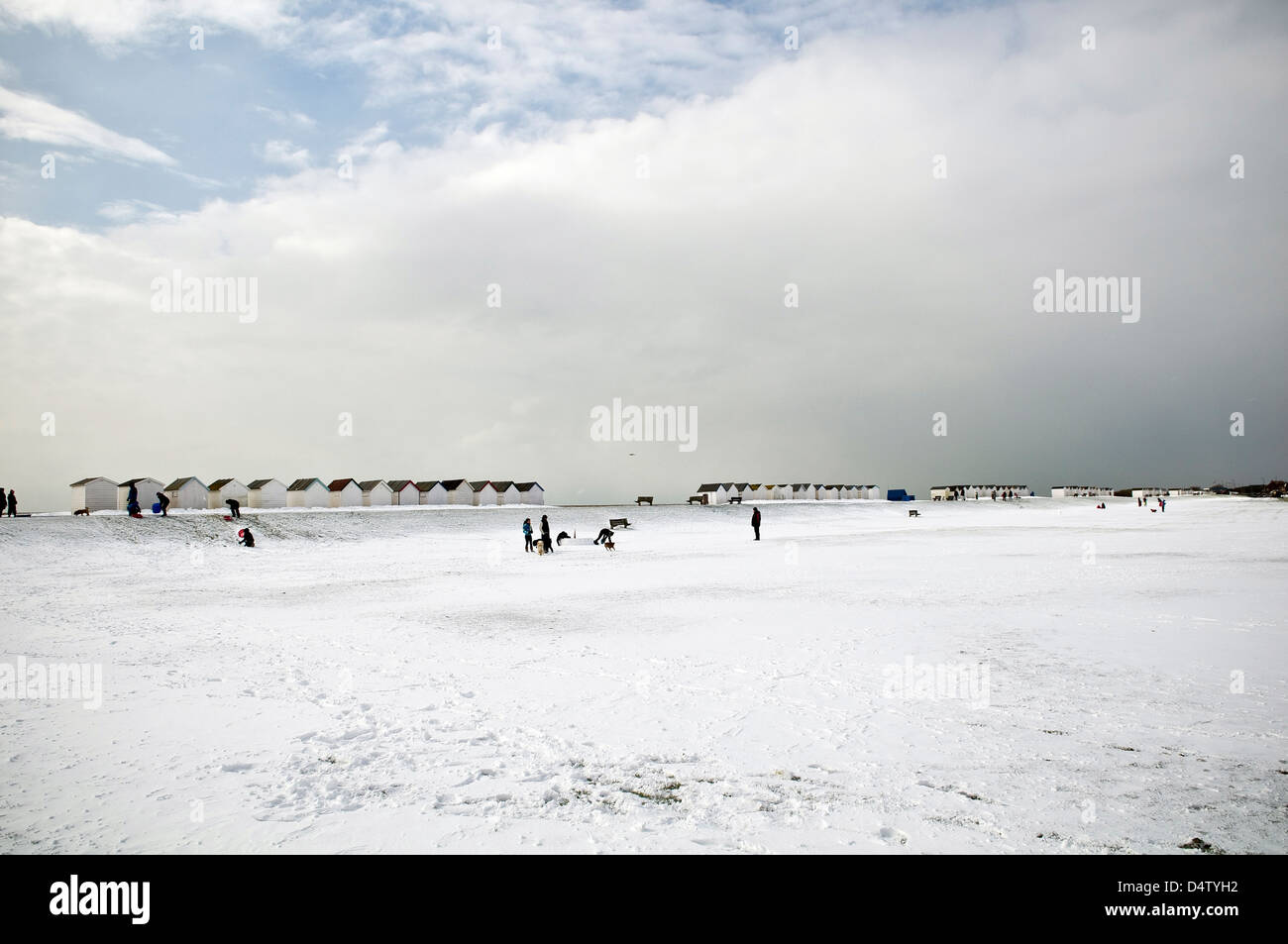 Schnee und Strand Hütten am grünen Rasen, Göring, West Sussex, Großbritannien Stockfoto