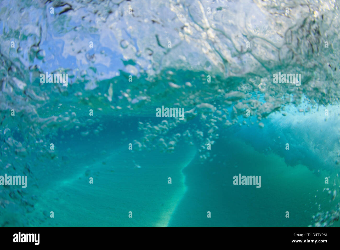Absturz Welle unter Wasser gesehen Stockfoto