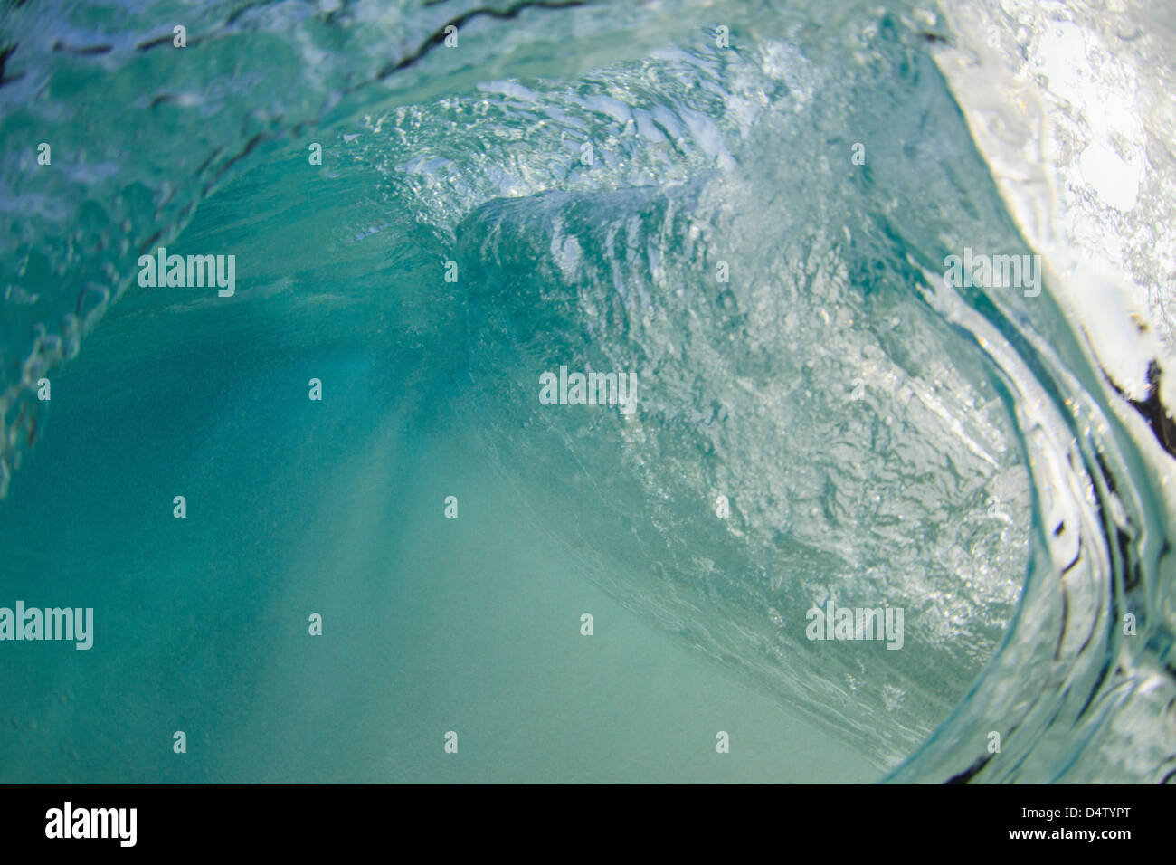 Absturz Welle unter Wasser gesehen Stockfoto