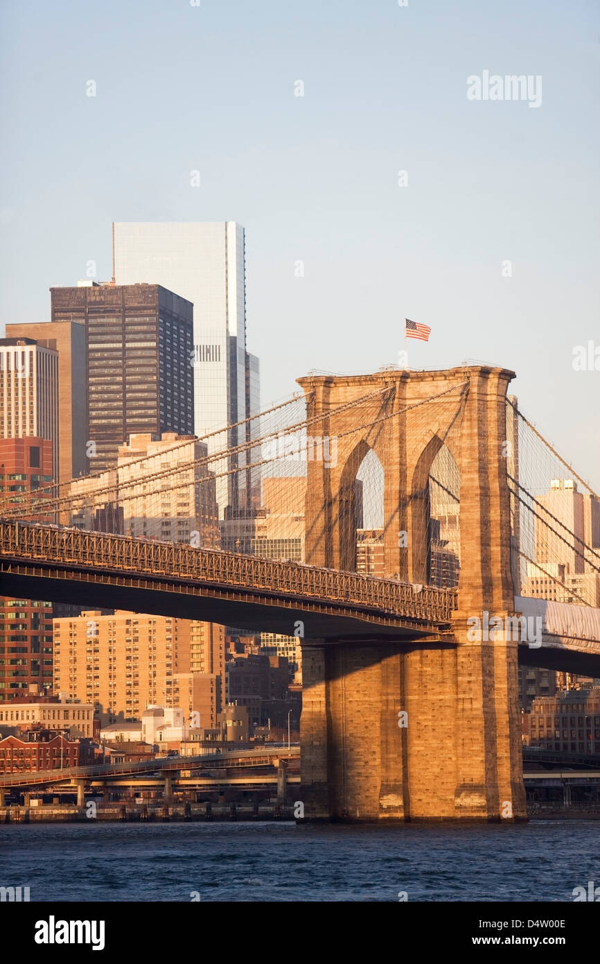New Yorker Wolkenkratzer und Brücke Stockfoto