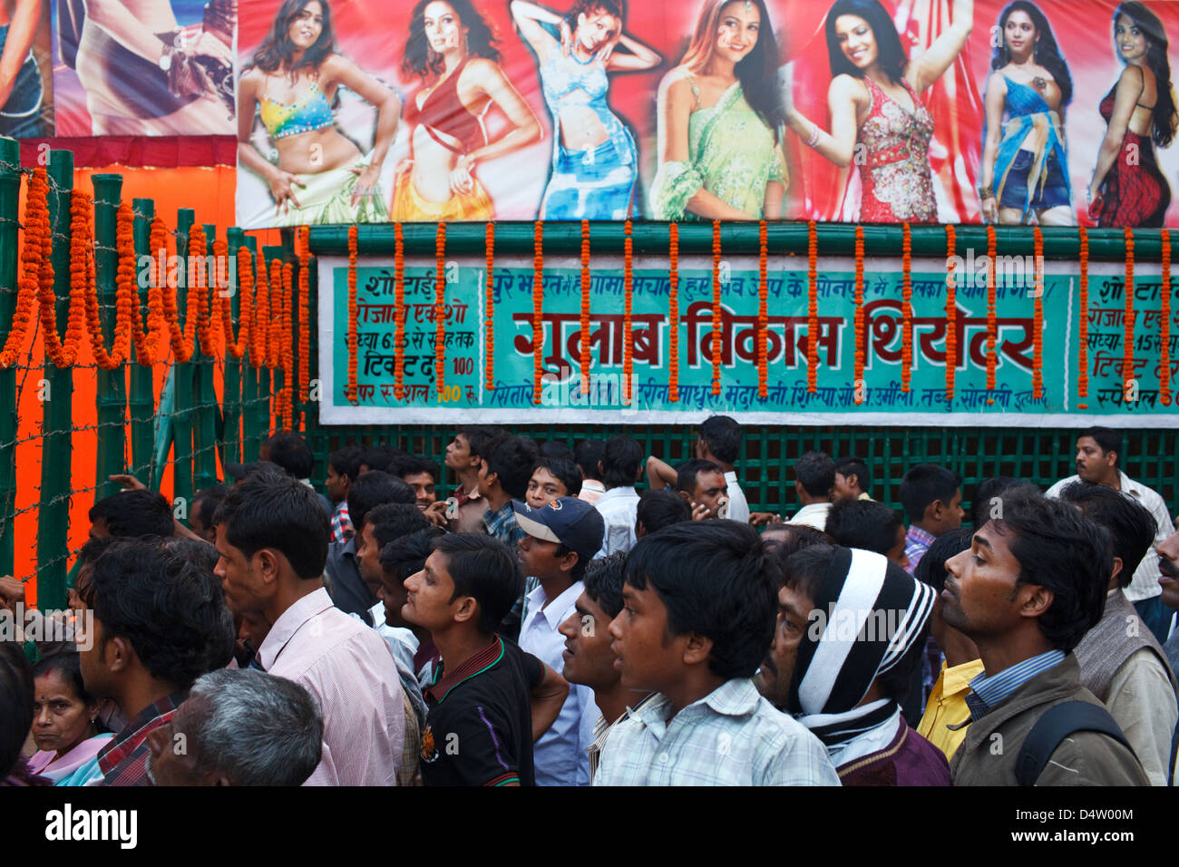 Schar von Männern am Theatereingang Sonepur Mela, Bihar, Indien Stockfoto