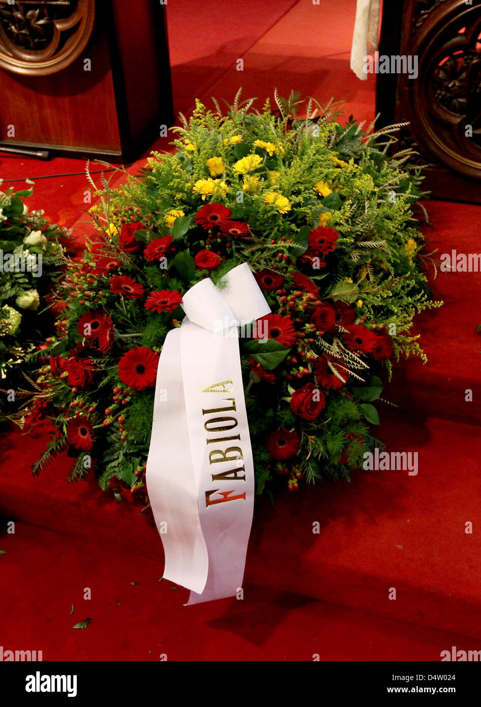 Ein Kranz von Königin Fabiola von Belgien bei der Beerdigung von Prinz Alexander von Belgien in Laeken bei Brüssel, 4. Dezember 2009. Prinz Alexandre von Belgien starb am 29. November im Alter von 67 Jahren. Er war der Halbbruder von König Albert II von Belgien. Foto: Patrick van Katwijk Stockfoto