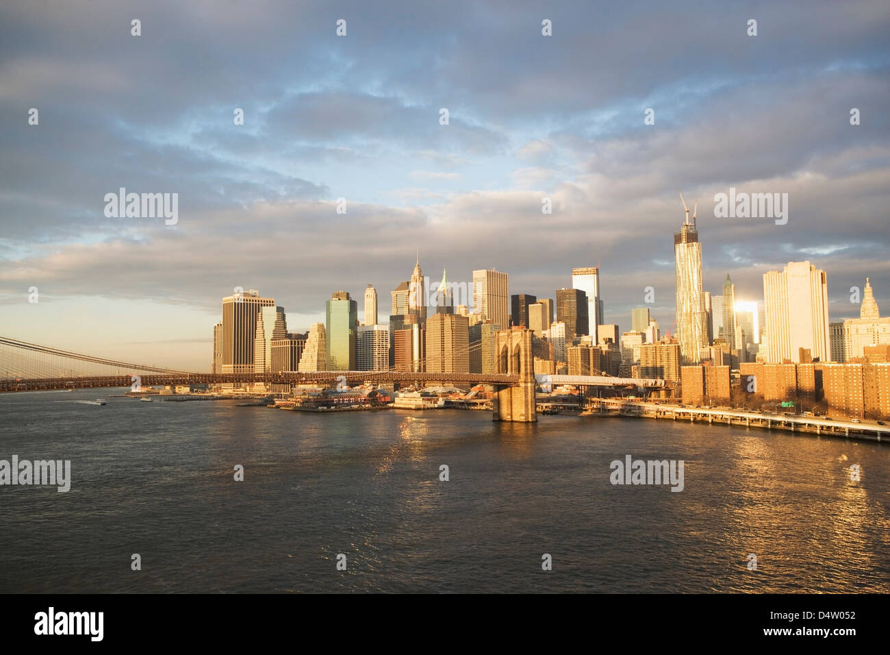Skyline von New York City und Brücke Stockfoto
