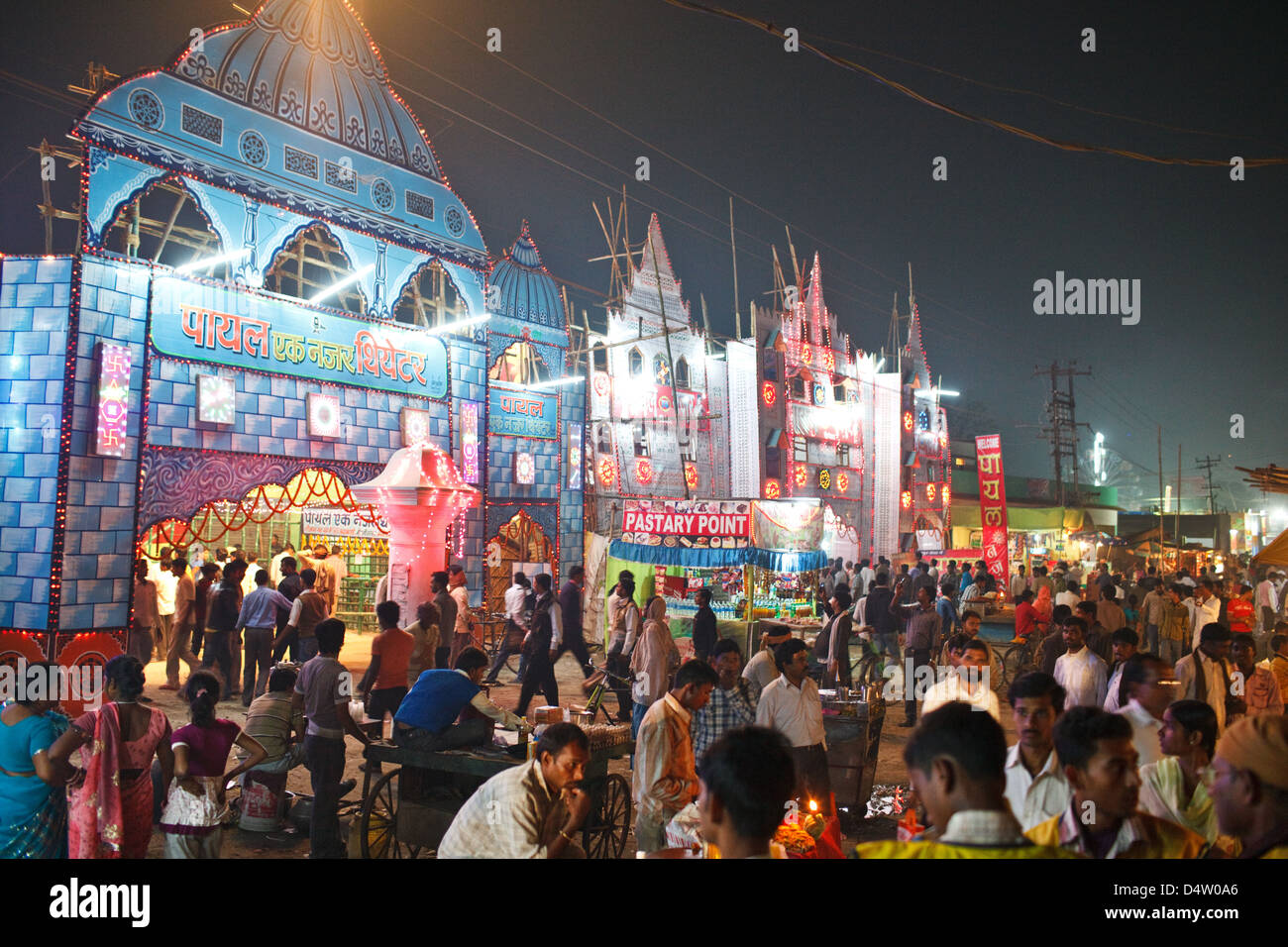 Massen an Sonepur Mela nach Einbruch der Dunkelheit, eine große Messe und Vergnügungspark, Sonepur (Sonpur), Bihar Zustand, Indien Stockfoto