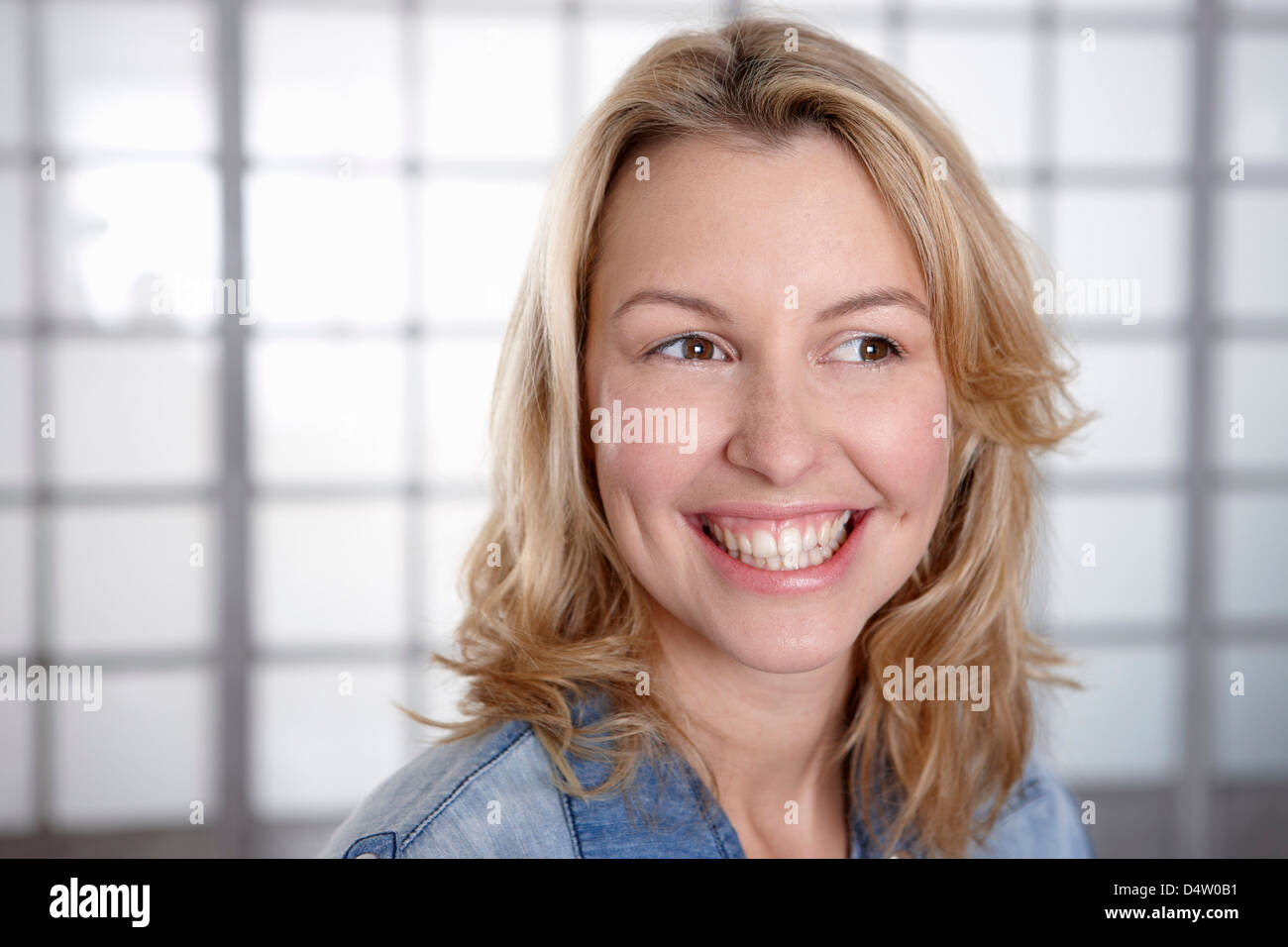 Nahaufnahme eines Weibes lächelndes Gesicht Stockfoto