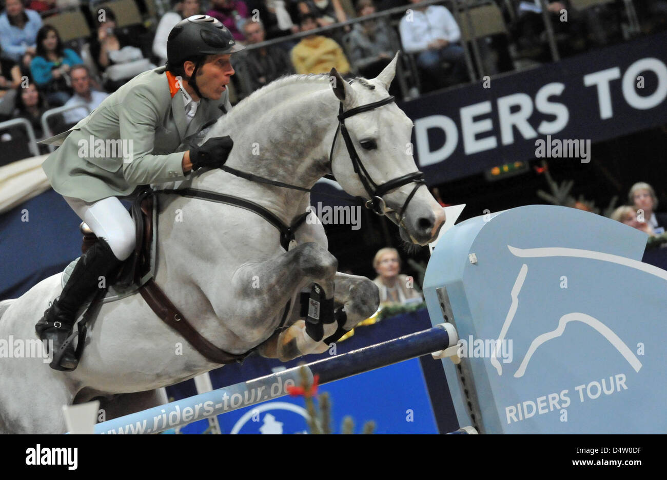 (L-R) Deutschlands Ludger Beerbaum und sein Pferd "Coup de Coeur" nehmen Sie ein Hindernis bei der Riders Tour in München, 6. Dezember 2009. München beherbergt die Pferdesport-Event zum ersten Mal. Der Grand Prix ist mit 80.000 Euro dotiert. Foto: PETER KNEFFEL Stockfoto