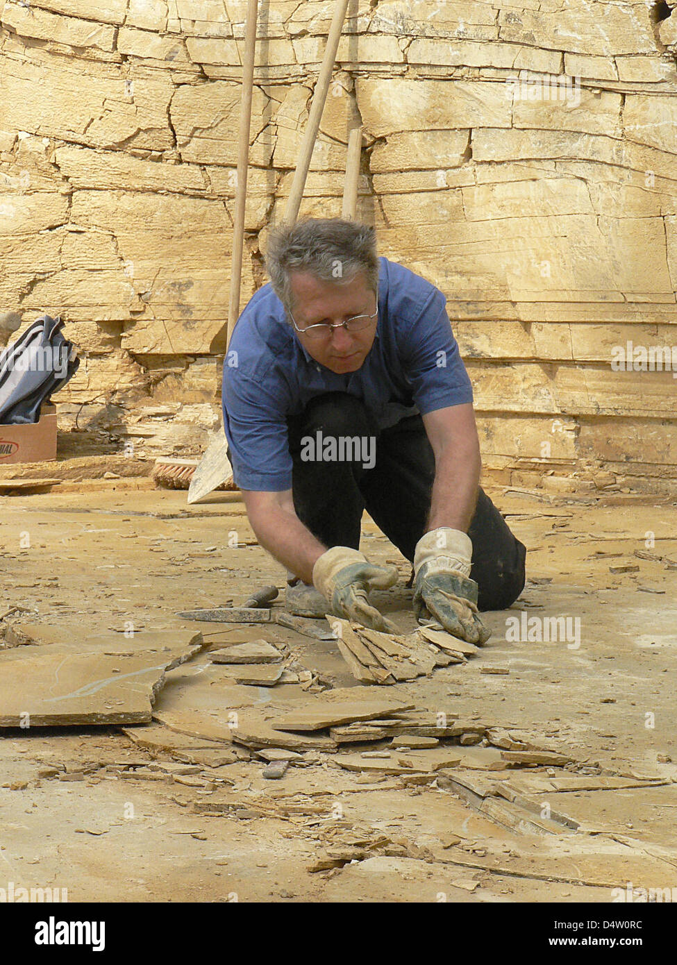 Das undatierte Handout Bild zeigt Guenter Schweigert bei Grabungen im Nusplinger, Deutschland. Experten aus dem Naturkundemuseum Stuttgart haben eine sensationelle Entdeckung - angeblich älteste Dinosaurier-Feder Europas gemacht. Es ist noch unklar, ob die 150 Millionen Jahre alte Feder eines Archaeopteryx oder anderen unbekannten gehört gefiederten Dinosaurier, als das Museum berichtet am 08 Dezember 2 Stockfoto