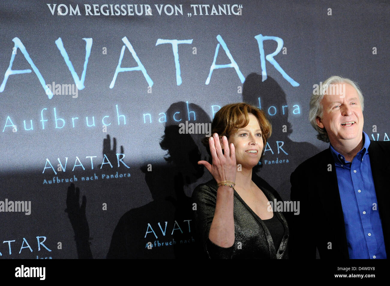 US-Schauspielerin Sigourney Weaver und US-Regisseur James Cameron stellen beim Photocall zum Film "Avatar" Hotel de Rome in Berlin, Deutschland, 8. Dezember 2009. Der Film öffnet am 17. Dezember 2009 in den deutschen Kinos. Foto: ROBERT SCHLESINGER Stockfoto
