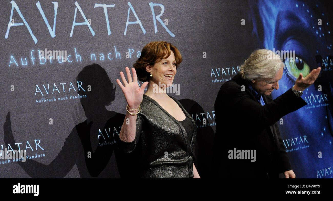 US-Schauspielerin Sigourney Weaver und US-Regisseur James Cameron stellen beim Photocall zum Film "Avatar" Hotel de Rome in Berlin, Deutschland, 8. Dezember 2009. Der Film öffnet am 17. Dezember 2009 in den deutschen Kinos. Foto: ROBERT SCHLESINGER Stockfoto