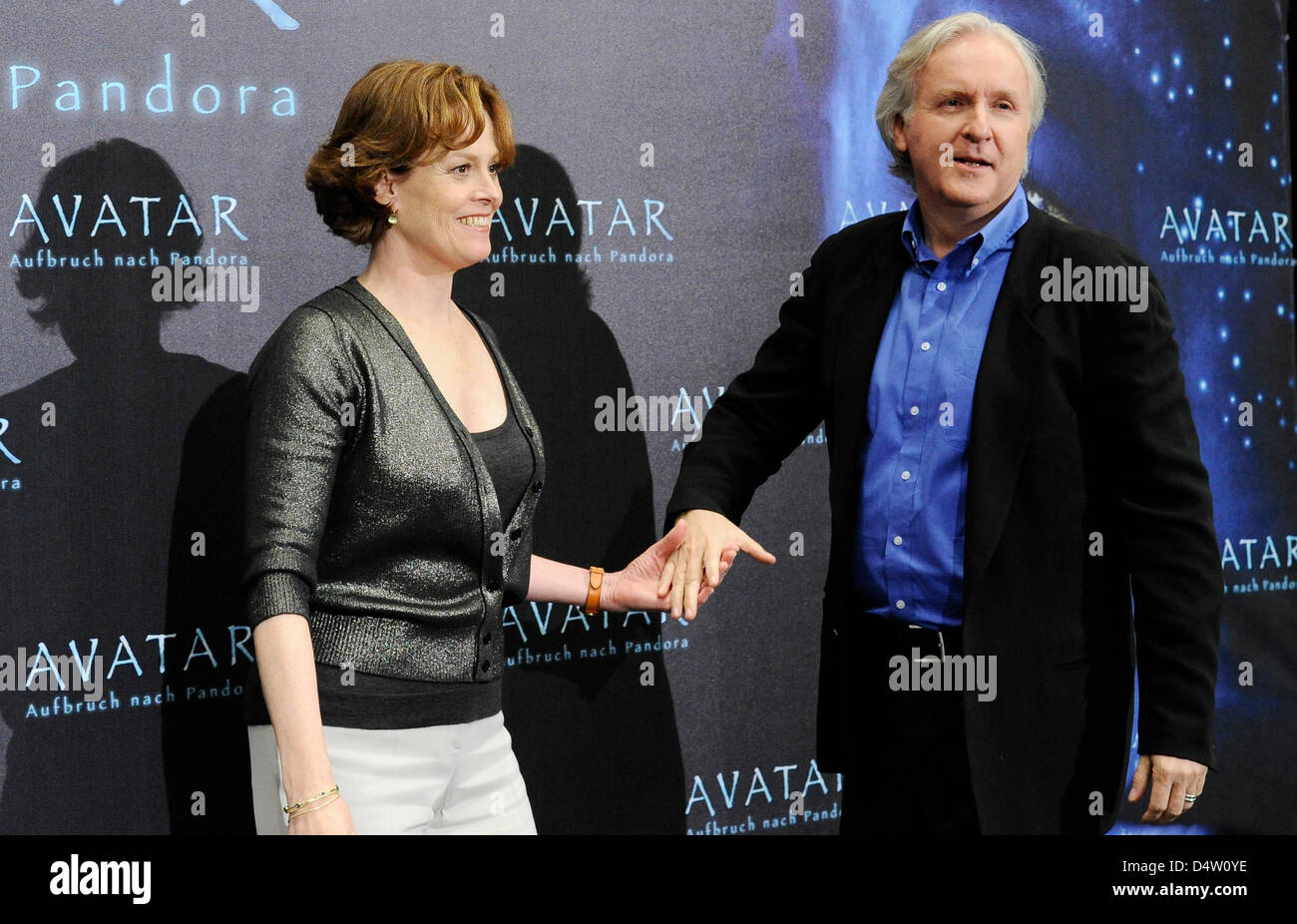US-Schauspielerin Sigourney Weaver und US-Regisseur James Cameron stellen beim Photocall zum Film "Avatar" im Hotel de Rome in Berlin, Deutschland, 8. Dezember 2009. Der Film öffnet sich im Überangebot Kinos am 17. Dezember 2009. Foto: JENS KALAENE Stockfoto