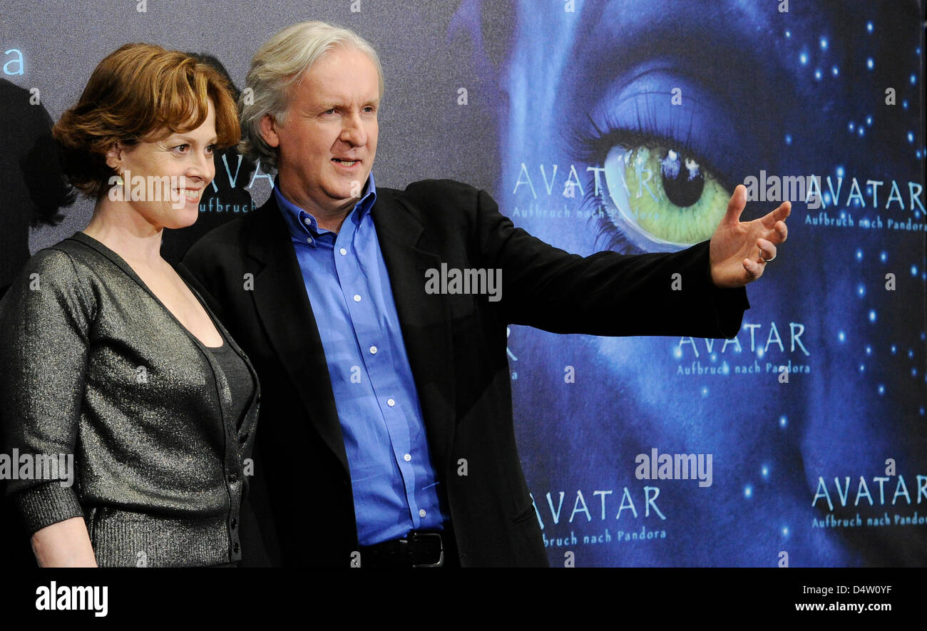 US-Schauspielerin Sigourney Weaver und US-Regisseur James Cameron stellen beim Photocall zum Film "Avatar" im Hotel de Rome in Berlin, Deutschland, 8. Dezember 2009. Der Film öffnet sich im Überangebot Kinos am 17. Dezember 2009. Foto: JENS KALAENE Stockfoto