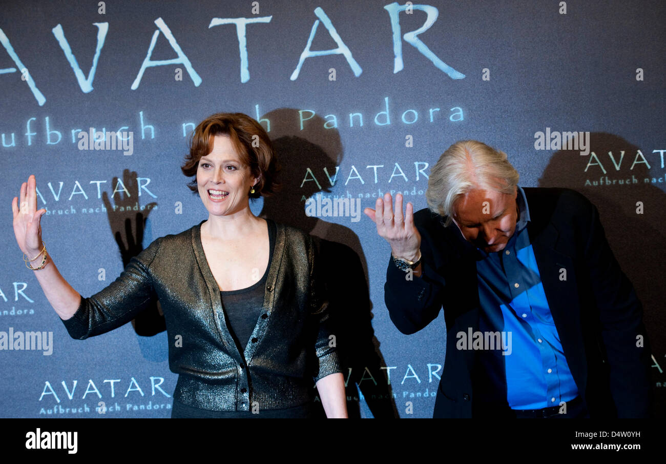 US-Schauspielerin Sigourney Weaver und US-Regisseur James Cameron stellen beim Photocall zum Film "Avatar" Hotel de Rome in Berlin, Deutschland, 8. Dezember 2009. Der Film öffnet am 17. Dezember 2009 in den deutschen Kinos. Foto: ROBERT SCHLESINGER Stockfoto